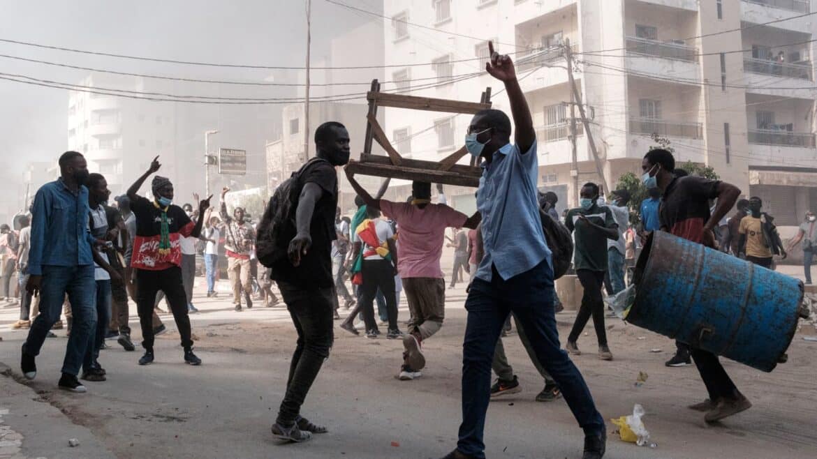 Crise au Sénégal : les manifestations violemment dispersées, un étudiant tué
